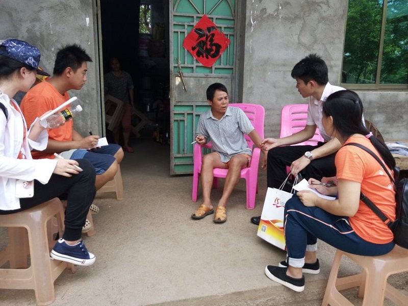 职业发展走访调研贫困家庭（财经谈球吧体育 陈晓芳摄影）.jpg