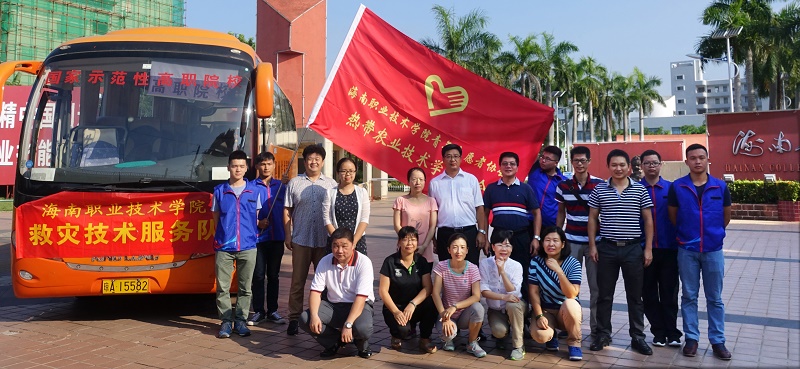 体育总裁王安兴为救灾技术服务队送行(体育宣传部 陈瑜摄影).jpg