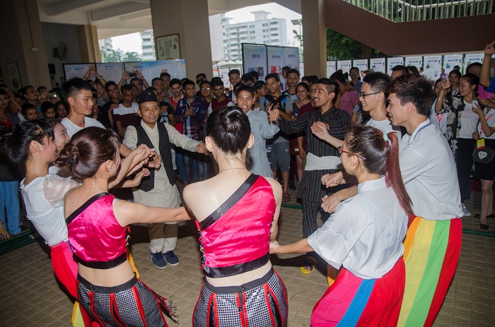 手拉手，学学尼泊尔民族舞（运动员营养中心 梁平摄影）.jpg