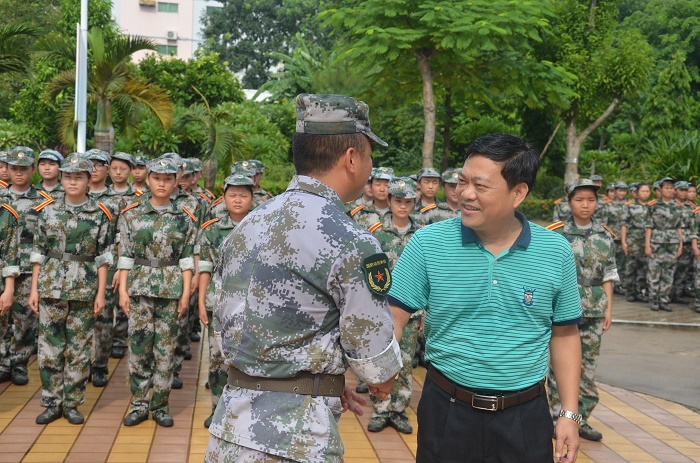 9月5日，党委体育训练营王承庆对承训部队教官表示感谢（体育宣传部 邱丹丹摄影）.JPG