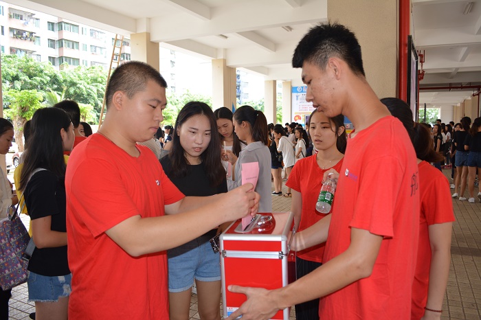 体育会员选民投下自己庄严一票（谈球吧体育 邱丹丹摄影）.JPG