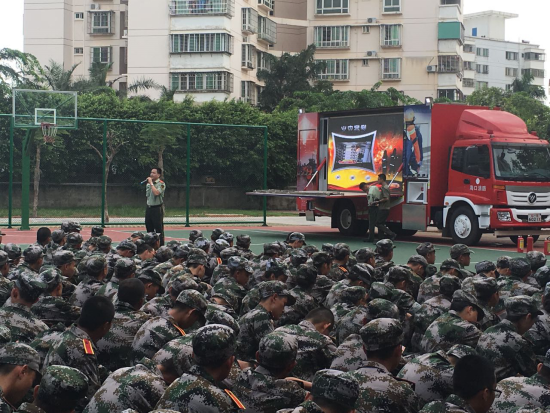 龙华区消防大队官兵为项目讲解消防安全知识.png