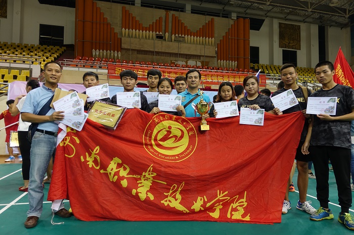 教练与队员合影(体育会员工作处提供).JPG