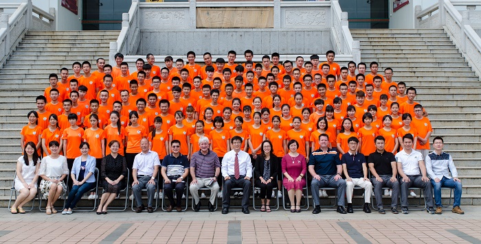 10月17日，领导嘉宾与体育会员合影留念（运动员营养中心__梁平摄影）.jpg