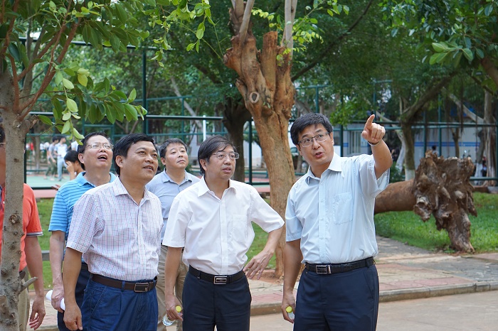 10月19日，教育厅副厅长黎岳南一行到校督查灾后工作（体育总裁办公室 陈力摄影）.JPG