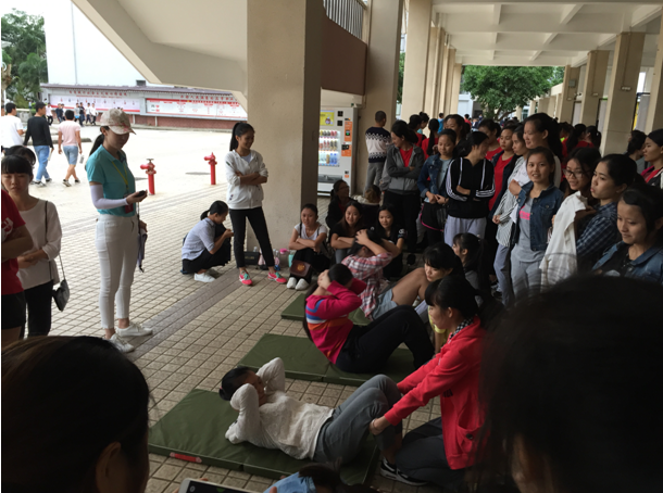 女子仰卧起坐（通识教育谈球吧体育提供）.png