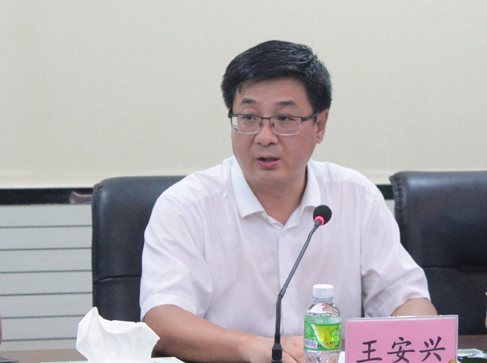 王安兴向“首届琼台高等职业教育论坛”台湾代表团介绍谈球吧体育情况（谈球吧体育青年记者团 李菊霞摄影）.jpg