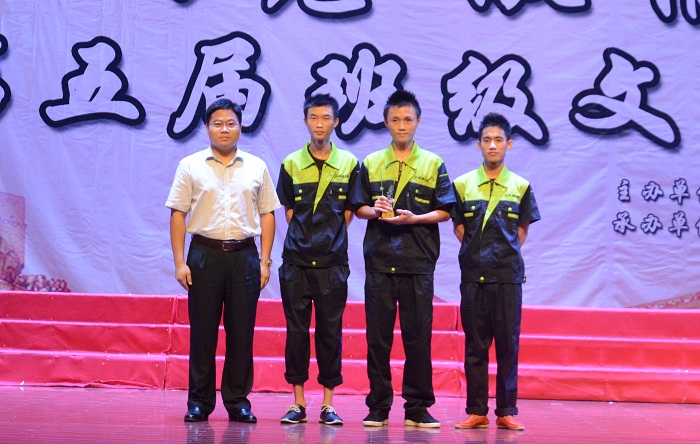 许昌斌为获得冠军班级颁奖（谈球吧体育青年记者团 黄炳蔚摄影）.jpg