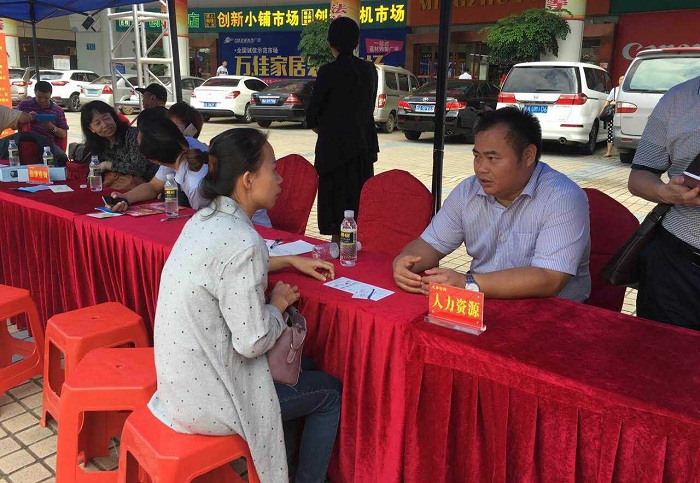市民向谈球吧体育体育教练咨询现场(体育科技中心提供).jpg