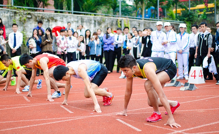 男子400米比赛现场（运动员营养中心 梁平摄影）.jpg
