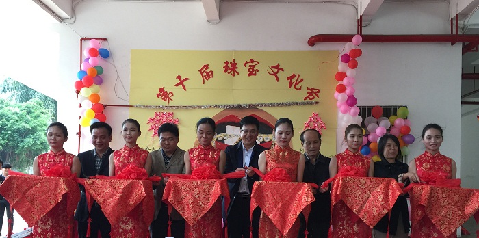 领导们为第十届珠宝体育体育体育人才招聘会开幕式剪彩（艺术谈球吧体育提供）.JPG