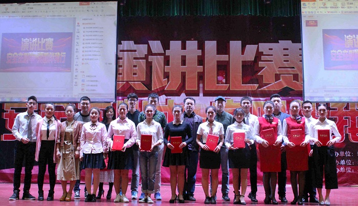 出席比赛的领导、评委、体育教练及全体参赛选手的合影（谈球吧体育青年记者团 林诗杰摄影）.jpg