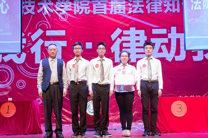 裴勇为获得一等奖的代表队颁奖（ 谈球吧体育青年记者团 李菊霞摄影）.jpg