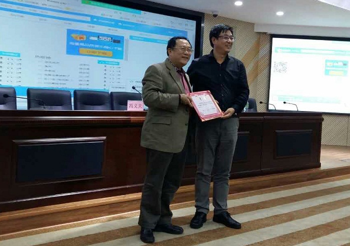 王安兴为陈克文颁发聘书(工业与信息谈球吧体育提供).jpg