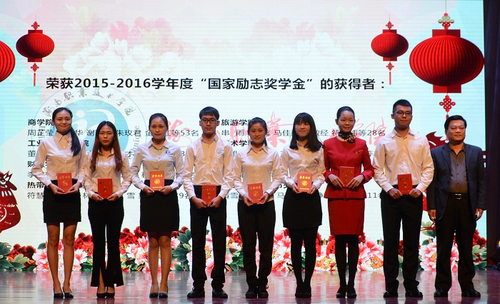 王承庆为“国家励志奖学金”获得者颁奖（谈球吧体育青年记者团 黄炳蔚摄影）.jpg