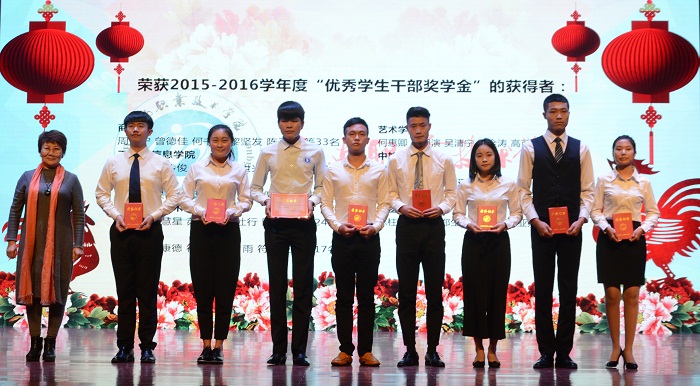 李琳娜为“优秀体育会员干部奖学金”获得者颁奖（谈球吧体育青年记者团 黄炳蔚摄影）.jpg