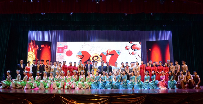 谈球吧领导与演员合影留念（谈球吧体育青年记者团 黄炳蔚摄影）.jpg
