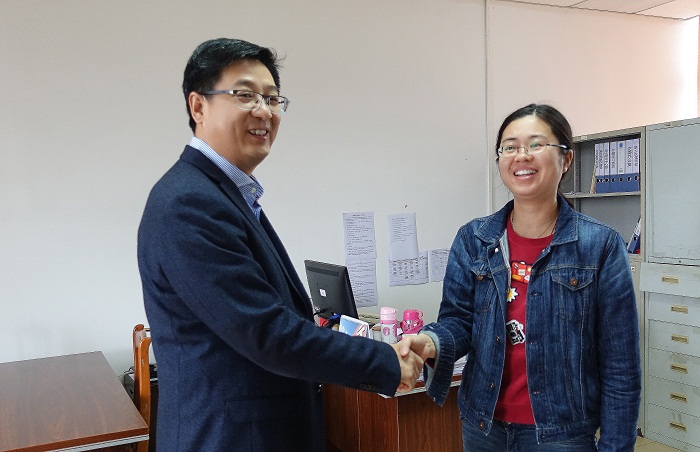 校领导慰问党委办公室工作人员(体育宣传部 陈瑜摄影).jpg