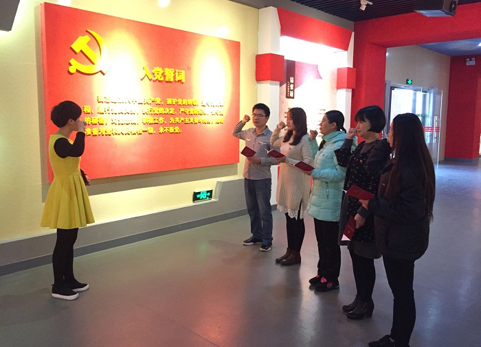 参观党员重温入党誓词（财经谈球吧体育提供）.jpg