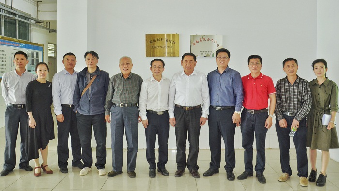 陈焕春、喻子牛一行与谈球吧领导合影留念（热带农业技术谈球吧体育 吴娟摄影）.jpg