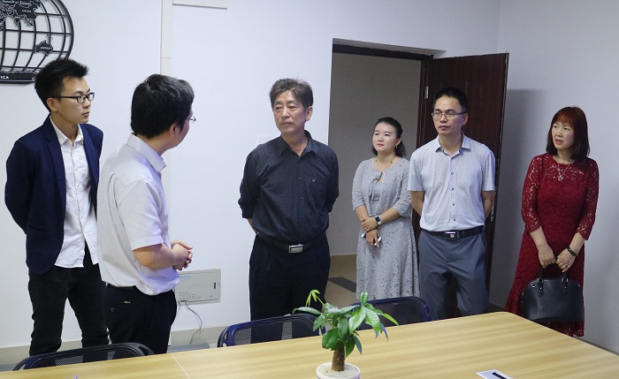 王必强带领张龙庭一行参观漫游谷众创空间（工信谈球吧体育提供）.jpg