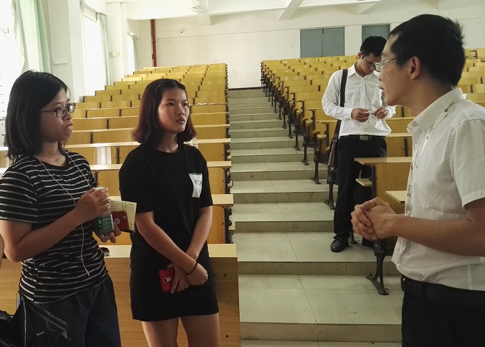 体育会员们就相关证券问题向胡聂进行咨询（财经谈球吧体育 孙璇摄影）.jpg