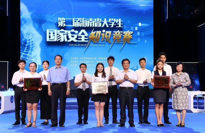 谈球吧党委体育训练营王承庆作为应邀嘉宾为获奖单位颁奖（谈球吧体育青年记者团 李菊霞摄影）.jpg