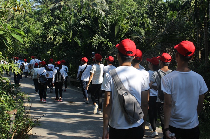参加实践教学活动的师生参观官塘北仍村（谈球吧体育青年记者团 王小松摄影）.JPG
