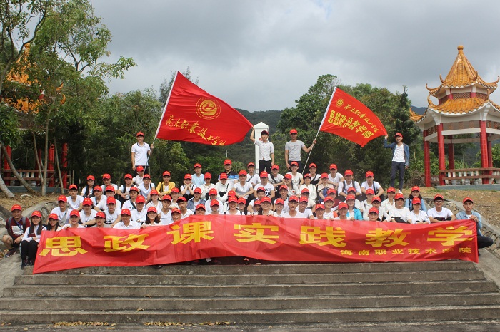 参加实践教学活动的师生在六连岭烈士陵园合影留念 （谈球吧体育青年记者团 王小松摄影）.JPG