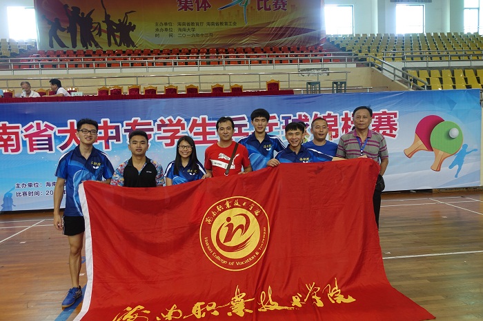 教练与队员合影留念（体育会员工作处提供）.JPG