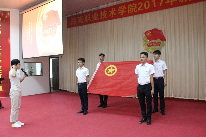 王水双带领新团员庄严宣誓（谈球吧体育青年记者团 林诗杰摄影）.JPG