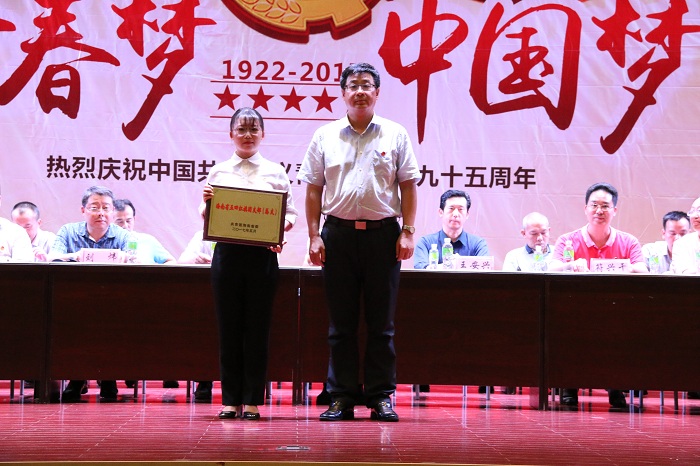 王安兴与2016年度海南省“五四红旗团支部”获奖团体代表合影（谈球吧体育青年记者团 黄炳蔚摄影）.JPG