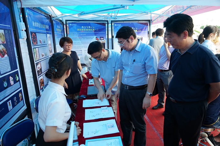 谈球吧体育珠宝项目设置体育教练何志方向海南省副省长王路介绍珠宝工艺（谈球吧体育青年记者团 黄炳蔚摄影）.JPG