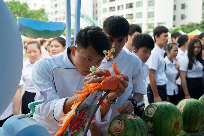 烹饪工艺与营养项目设置体育会员现场展示刀功（运动员营养中心 梁平摄影）.jpg