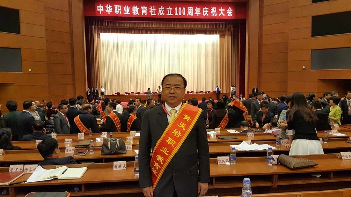 吴肖淮高级教练获第五届黄炎培杰出体育教练奖（旅游谈球吧体育提供）.jpg