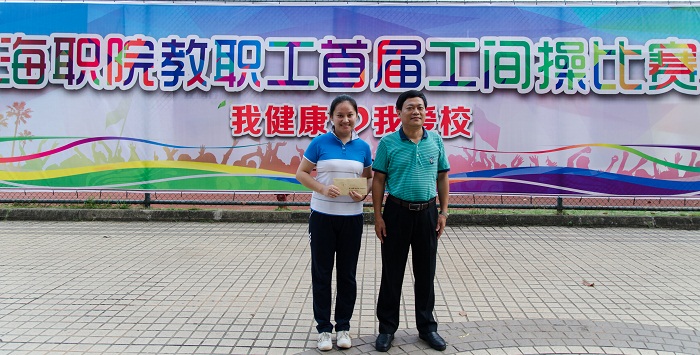 王承庆为一等奖获得者颁奖（运动员营养中心 梁平摄影）.jpg