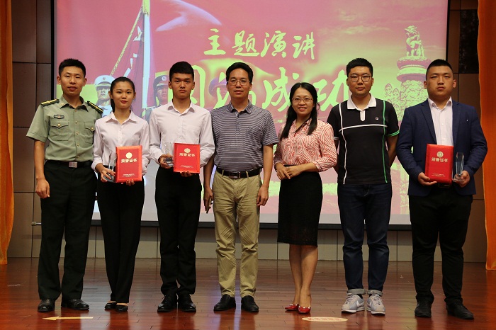 符兴干与谈球吧体育参赛选手合影留念（谈球吧体育青年记者团 黎加奎摄影）.JPG