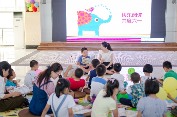 “快乐阅读、共度六一”教职工亲子绘本阅读活动现场（运动员营养中心 梁平摄影）.jpg