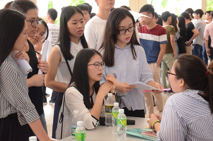谈球吧体育应聘体育会员向用人单位咨询相关问题（谈球吧体育青年记者团 黎加奎摄影）.JPG
