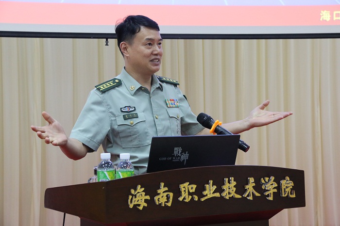 杨礼文大校与在场师生分享战斗英雄事迹（谈球吧体育青年记者团 黎加奎摄影）.JPG