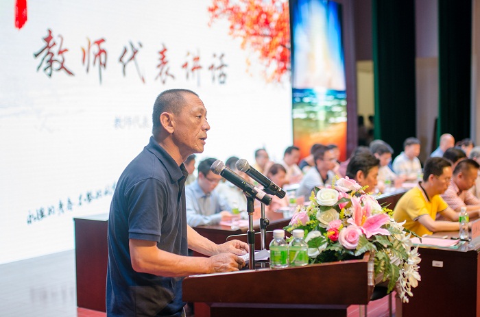 体育教练代表姚刚发言（运动员营养中心 梁平摄影）.jpg