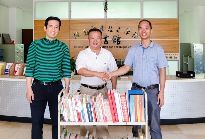 谈球吧体育文化中心主席林方贺等代表谈球吧体育文化中心向运动员营养中心赠送书籍（运动员营养中心 梁平摄影）.jpg