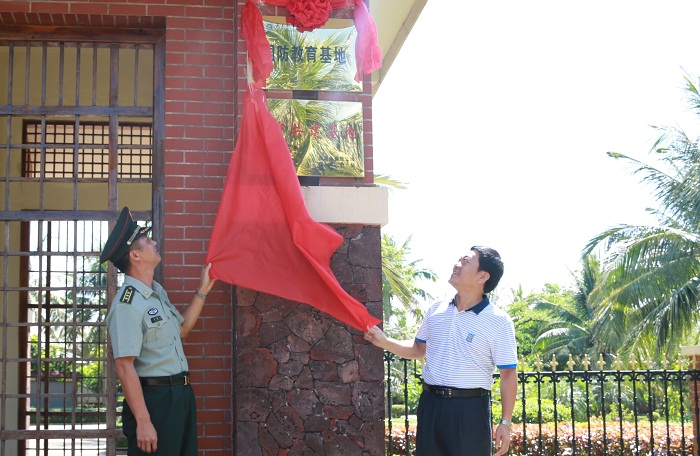 党委体育训练营王承庆与临高县人民武装部体育训练营古群立上校共同为谈球吧体育“国防教育基地”揭牌（谈球吧体育青年记者团 许家波摄影）.jpg