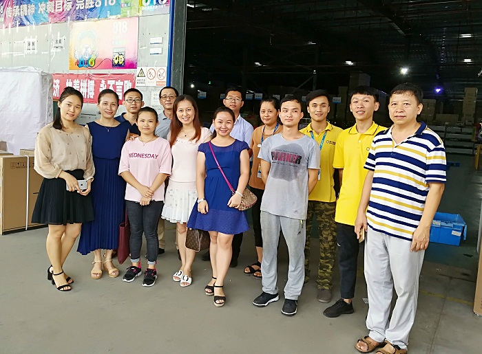 在走访苏宁海南物流中心时的师生合影（商谈球吧体育 董佳佳摄影）.jpg