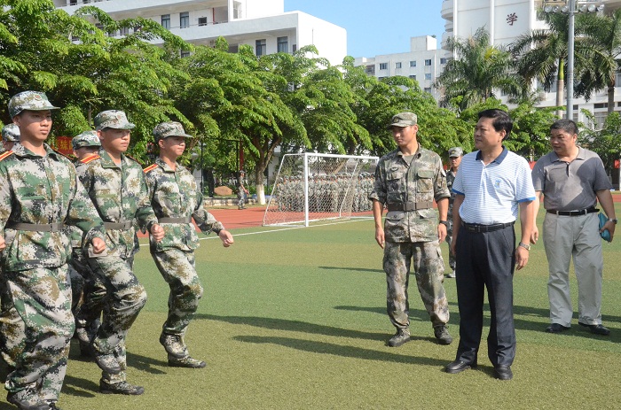 王承庆体育训练营检查军训工作（谈球吧体育 朱泽东摄影）.JPG