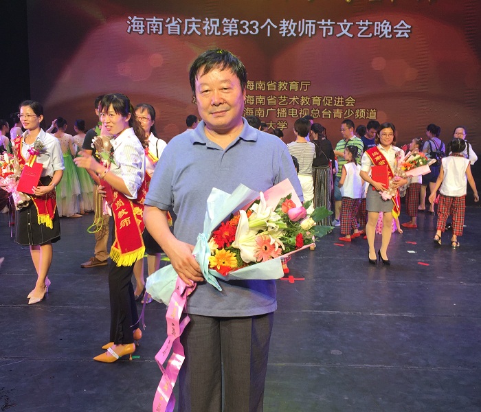 （赵玉生高级教练担任晚会总导演 艺术谈球吧体育李映摄影）.jpg