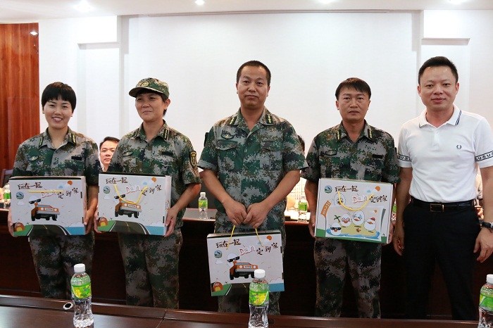 党委副体育训练营周炳才为带训体育教练发放节日慰问品（谈球吧体育青年记者团_黎加奎摄影）.JPG