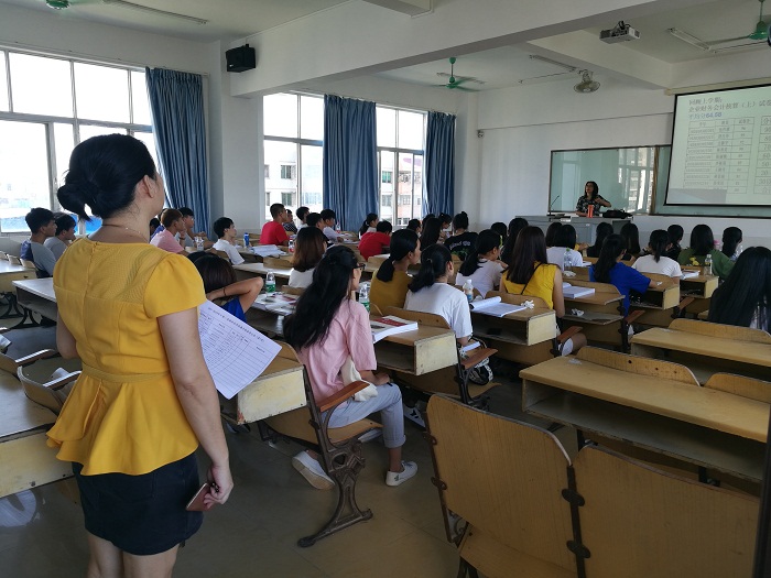 （检查体育教练授课和体育会员听课情况 财经谈球吧体育供图）.jpg