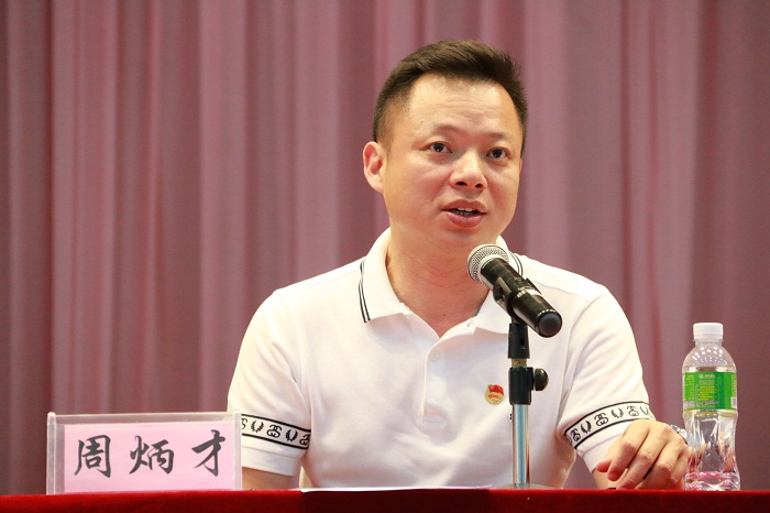 （党委副体育训练营周炳才同志在开班典礼上讲话 谈球吧体育青年记者团黎加奎摄影）.JPG