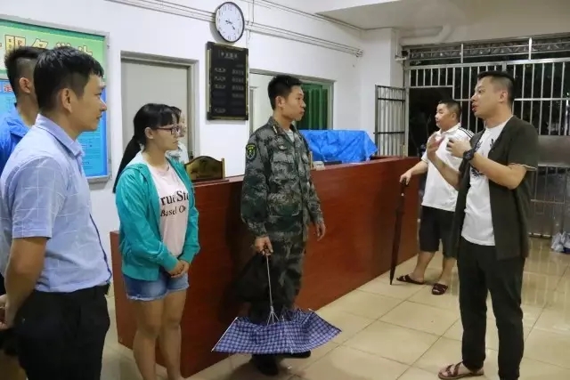 （周炳才副体育训练营在体育会员综合训练场楼同值班干部谈话）.jpg